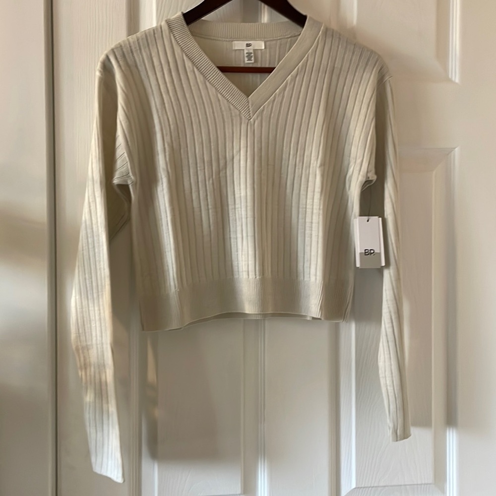 Bp ivory cropped v neck sweater